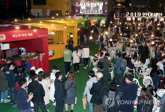 15일 개막한 한·아세안 푸드 스트리트에서 각국 셰프들이 요리를 선보였다. (출처: 연합뉴스) ⓒ천지일보 2019.11.27