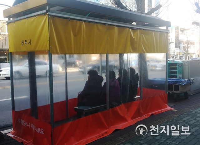 바람막이와 온열의자가 설치된 진주시내 한 버스정류장 모습. (제공: 진주시) ⓒ천지일보 2019.11.28