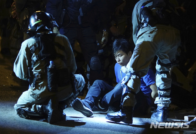 홍콩이공대에서 시위를 벌이다 탈출을 시도한 사람들이 19일 경찰에 체포되고 있다. (출처: 뉴시스)