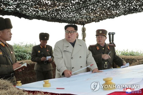 북한 김정은 위원장, 창린도 방어대 시찰. 출처:연합뉴스)