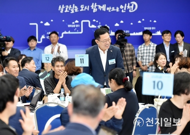 박남춘 인천시장이 지난 10월  500인 시민시장 대토론회를 연 가운데 시민들과 인사를 나누고 있다. (제공: 인천시) ⓒ천지일보 2019.11.29