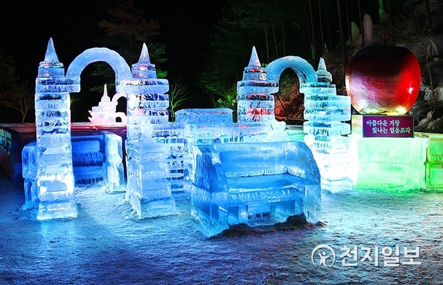 ‘거창금원산얼음축제’에서 '빛나는 얼음조각 작품'이 펼쳐져 있다. (제공: 거창군) ⓒ천지일보 2019.11.29