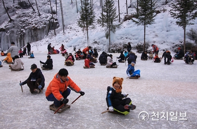 ‘거창금원산얼음축제’에서 얼음썰매장을 찾은 가족들이 썰매를 즐기고 있다. (제공: 거창군) ⓒ천지일보 2019.11.29