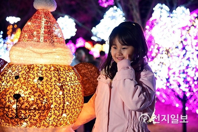 ‘거창크리스마스트리문화축제’에 참여한 한 아이가 포즈를 취하고 있다. (제공: 거창군) ⓒ천지일보 2019.11.29
