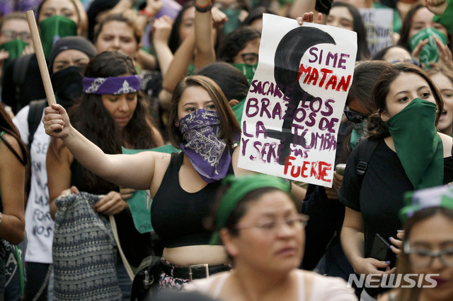 '세계 여성폭력 추방의 날'인 25일(현지시간) 멕시코 수도 멕시코시티에서 여성들이 여성에 대한 폭력에 반대하는 행진을 벌이고 있다. 연방 정부 통계에 따르면 2018년 멕시코에서 3,662명의 여성이 '여성 증오 살인'에 희생된 것으로 나타났다(출처: 뉴시스)