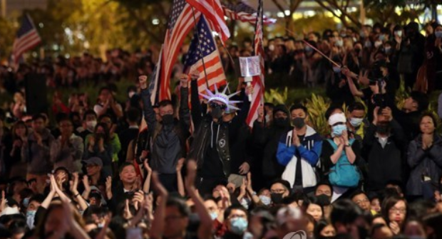 (홍콩=연합뉴스) 28일 오후 홍콩 센트럴 에딘버러 광장에서 열린 미국 인권 및 민주주의 법안 통과 추수감사절(ThanksUSA) 집회에서 시민들이 박수를 치고 있다.