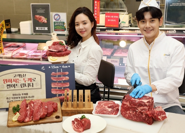 1일 이마트 용산점 축산매장에서 모델들이 원하는 두께로 스테이크용 고기를 썰어주는 서비스를 소개하고 있다. (제공: 이마트)