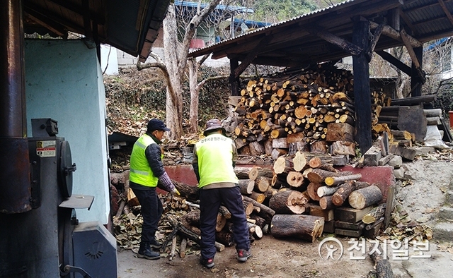 진주시 관계자들이 화목보일러 사용농가 저소득층 가구에 땔감을 전달하고 있다. (제공: 진주시) ⓒ천지일보 2019.12.2