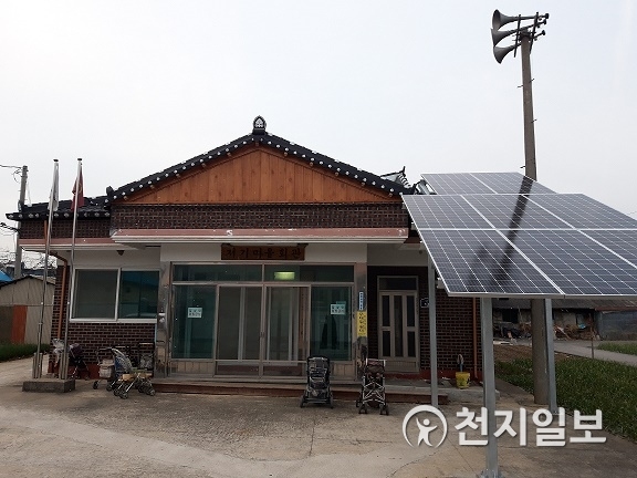전북 부안군 한 경로당에 설치된 태양광발전설비. (제공: 부안군) ⓒ천지일보 2019.12.3