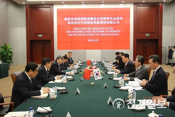 김상균 이사장(오른쪽 앞에서 3번째)이 중국 국가철도그룹 루동푸 회장(왼쪽 앞에서 3번째)과 제3국에 공동진출에 대해 협의하고 있다. (제공: 한국철도시설공단) ⓒ천지일보 2019.12.3
