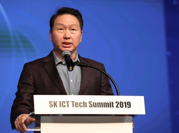 최태원 SK 회장이 28일 서울 광진구 워커힐 호텔에서 열린 SK ICT 테크 서밋 2019 개막식에서 개회사를 하고 있다. (제공: SK텔레콤)