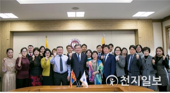 몽골대학 관계자들과 기념사진 (제공: 충북대학교)  ⓒ천지일보 2019.12.4