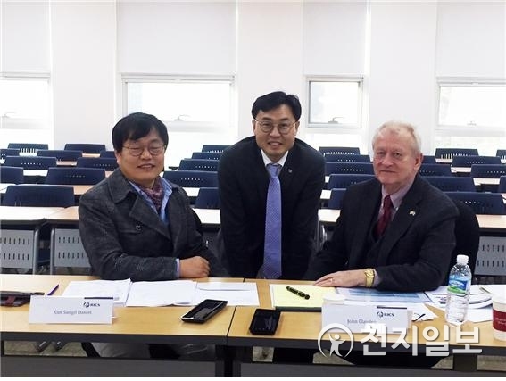 왼쪽부터 Daniel Kim(면접위원), 김진희 박사과정, John Clavden(면접위원) (제공: 공주대학교) ⓒ천지일보 2019.12.4