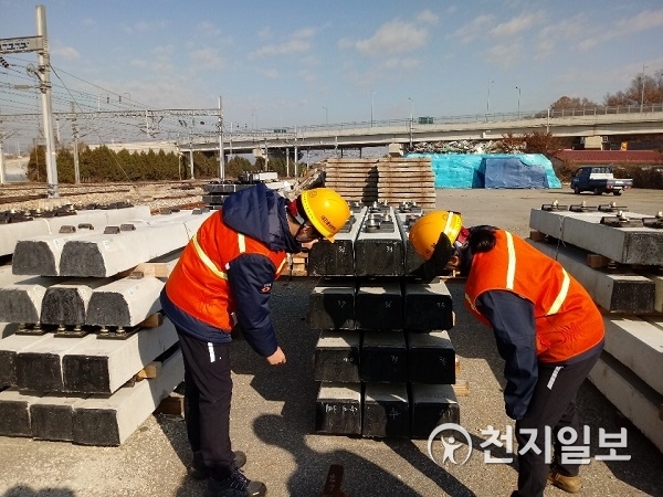 한국철도 직원들이 한파를 대비해 시설물 자재 상태를 점검하고 있다. (제공: 한국철도) ⓒ천지일보 2019.12.4