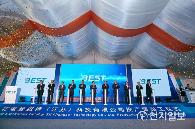 SK이노베이션이 5일 중국 장쑤성 창저우시에 첫 글로벌 배터리 셀 생산 공장 ‘BEST’ 준공식을 한 가운데 김준 총괄사장(오른쪽에서 네 번째)이 준공을 축하하고 있다. (제공: SK이노베이션) ⓒ천지일보 2019.12.5