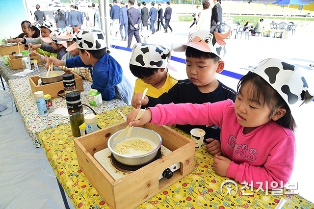 지난달 6일부터 5일간 진주종합경기장에서 ‘국제농식품박람회’가 개최된 가운데  어린이들이 체험행사에 참가해 지역농식품을 이용한 요리를 만들고 있다. (제공: 진주시) ⓒ천지일보 2019.12.6