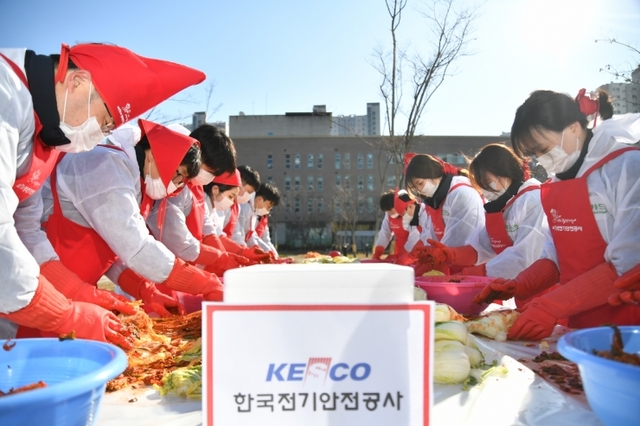 한국전기안전공사 직원들이 6일 ‘2019 사랑의 김장대축제’에 참여해 배추를 버무리고 있다. (제공: 한국전기안전공사) ⓒ천지일보 2019.12.6