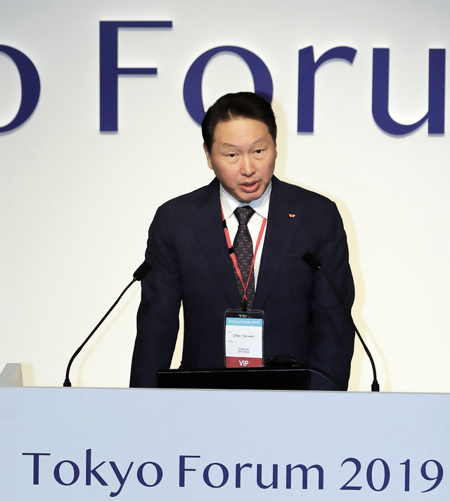 최태원 SK 회장이 6일 일본 도쿄대에서 열린 ‘도쿄포럼 2019’ 개막식에서 연설을 하고 있다. (제공: SK)