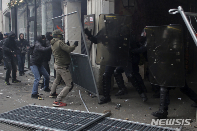 5일(현지시간) 프랑스 수도 파리에서 연금개혁 반대 시위가 펼쳐졌다. 파리 동부에서는 몇몇 시위자가 상점 창문을 깨뜨리고 방화를 하기도 했다. 사진은 청년들이 시위 진압 경찰과 충돌하는 모습. (출처: 뉴시스)