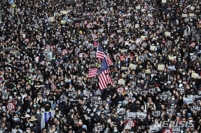 홍콩의 대규모 반정부 시위대가 시위 시작 6개월을 맞은 8일 홍콩 시내 거리를 가득 메운 채 가두행진을 벌이고 있다(출처: 뉴시스)