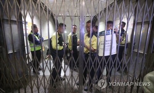(홍콩=연합뉴스) 8일 오후 홍콩 센트럴의 한 지하철역에서 관계자들이 역 입구를 폐쇄하고 있다. 2019.12.8