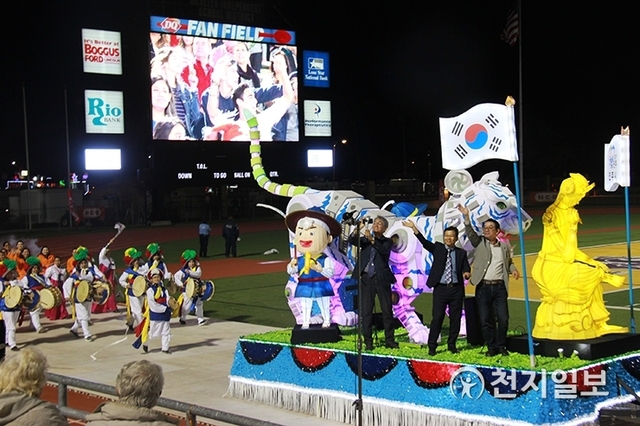 지난 7일 미국 텍사스주 맥알렌시에서 열린 ‘크리스마스 홀리데이 퍼레이드’에서 진주시 공연팀이 반가사유상 유등, 호랑이, 사물놀이 유등을 선보이고 있다. (제공: 진주시) ⓒ천지일보 2019.12.9