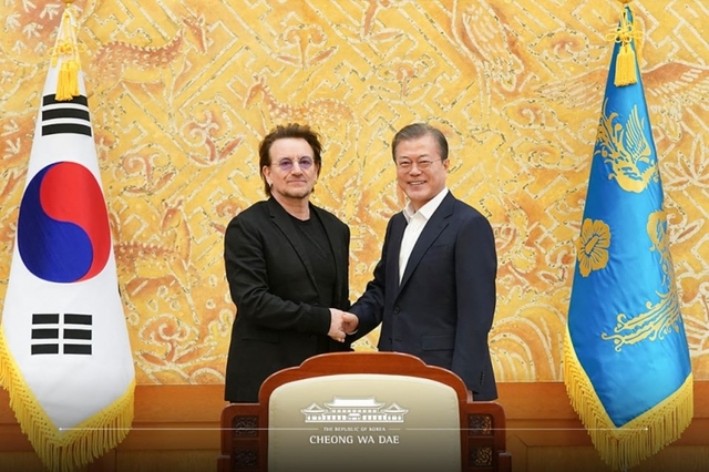 문재인 대통령이 9일 록밴드 ‘U2’의 리더이자 인도주의 활동가인 보노를 청와대에서 만나고 있다. (출처: 청와대 페이스북) ⓒ천지일보 2019.12.9