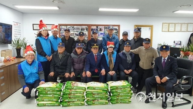 나누고 베풀고 봉사하는 그룹(나베봉 그룹, 회장 한옥순)이 10일 6.25 참전유공자들에게 ‘사랑의 쌀’을 전달했다. ⓒ천지일보