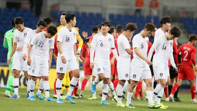 [부산=뉴시스] 11일 오후 부산 아시아드 주경기장에서 열린 2019 동아시안컵(EAFF E-1) 챔피언십 남자부 대한민국과 홍콩의 경기에서 한국 선수들이 2:0으로 승리한 뒤 기뻐하며 경기장을 나서고 있다.
