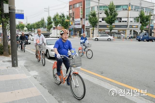 순천시를 유니버설 디자인 도시로 만들기 위해 허석 순천시장이 자전거 동호회원들과 직접 자전거를 타며 현장점검을 하고 있다. (제공: 순천시) ⓒ천지일보 2019.12.12