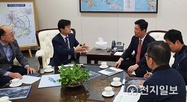 조규일 진주시장이 지난 16일 한국철도시설공단을 방문해 ‘구 진주역 철도부지 재생사업’을 설명하고 있다. (제공: 진주시) ⓒ천지일보 2019.10.17
