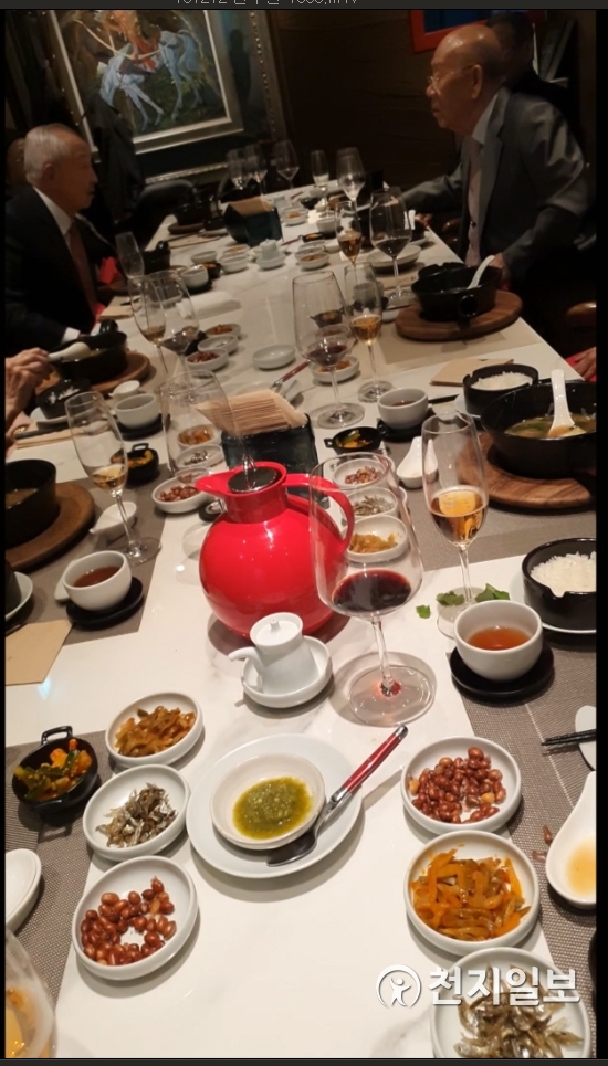 정의당 임한솔 부대표가 전두환 전 대통령과 12.12 쿠데타 주역들이 12일 강남 에서 호화 점심식사를 하는 모습을 이 날 공개했다. 식사 자리에는 12.12 쿠데타를 함께 일으킨 최세창 당시 3공수여단장과 정호용 당시 특전사령관 등이 참석했으며 이들은 와인을 마시면서 건배사도 한 것으로 알려졌다. (제공: 정의당)