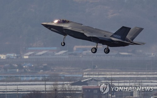 (청주=연합뉴스) 한국의 첫 스텔스 전투기 F-35A가 29일 오후 청주 공군기지에 착륙하고 있다.