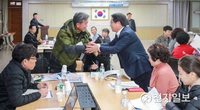오세현 아산시장이 13일 열린 시민배심원단 제3차 최종회의에 참석해 인사를 하고 있다. (제공: 아산시) ⓒ천지일보 2019.12.13