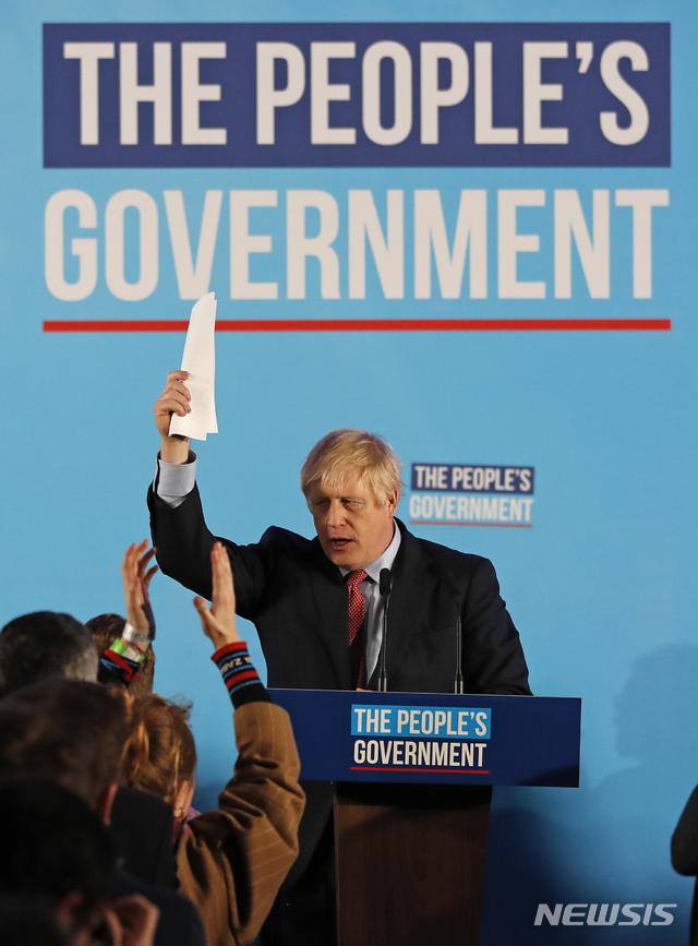보리스 존슨 영국 총리가 13일(현지시간) 런던 엘리자베스 2세 여왕 센터에서 열린 보수당 집회에서 연설을 하고 있다. 그가 서 있는 연단과 벽에 2기 행정부 이름인 '국민의 정부'라는 문구가 써있다(출처: 뉴시스)