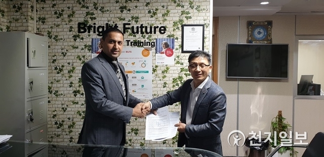 BRIGHT FUTURE TRAINING INSTITUTE CEO Zahid Ulah Khaam(왼쪽)과 아츠뮤직 이종현회장(오른쪽)이 업무협약을 체결하고 있다. (제공 : 아츠뮤직) ⓒ천지일보 2019.12.15