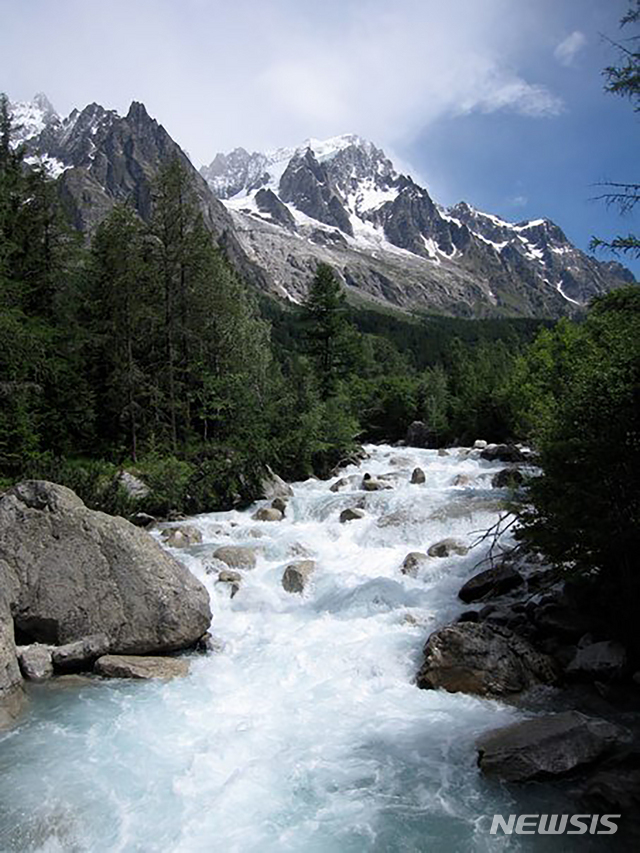 알프스 몽블랑의 투르 드 몽블랑 등산로 이탈리아 쪽에 있는 플랑팡시외 빙하가 녹고 있다. (출처: 뉴시스)