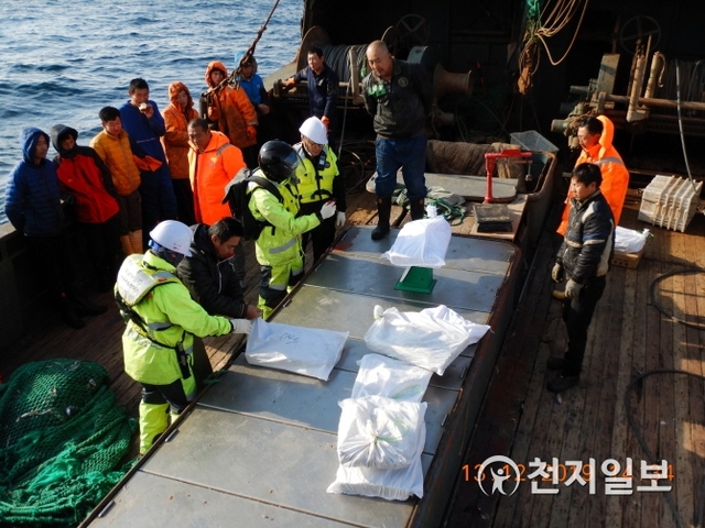 어획량 측정 모습. (제공: 해양수산부 서해어업관리단) ⓒ천지일보 2019.12.16