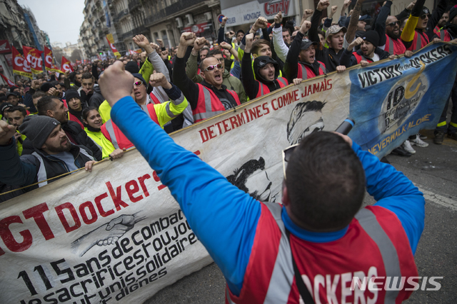 17일(현지시간) 프랑스 남부 마르세유에서 항만 노동자들이 정부의 연금 개편에 반대하는 시위를 진행하고 있다. 이날 프랑스 전역에서 연금 개혁 반대를 위한 대규모 시위가 열렸다. (출처: AP/뉴시스)