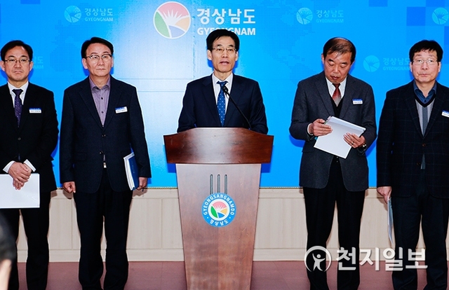 18일 오전 11시 경남도청 프레스센터에서 이향래 경남도 서부권개발국장(가운데)를 비롯한 김경원 서부정책과장 등 관계자들이 12월 정례브리핑을 열고 있다. (제공: 경남도) ⓒ천지일보 2019.12.18