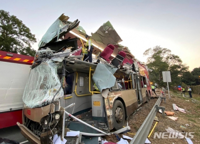 [홍콩=뉴시스]18일(현지시간) 홍콩 북부 고속도로에서 이층 버스 한대가 나무를 들이받는 사고가 발생한 후 현장에서 경찰이 대응하고 있다. 현장에는 소방차 10대와 구급차 16대가 출동해 대응했으며 3명이 버스에서 튕겨 나가는 등 6명이 숨지고 30여명이 다쳤다고 현지 관계자가 밝혔다. 2019.12.18.