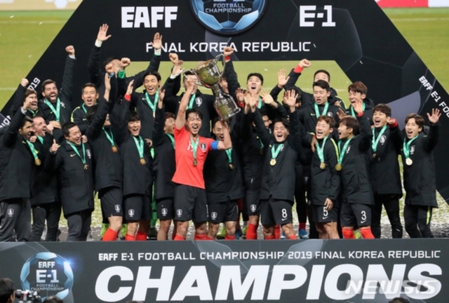 [부산=뉴시스] 18일 오후 부산 아시아드 주경기장에서 2019 동아시안컵(EAFF E-1) 챔피언십 남자부 우승을 차지한 대한민국 축구대표팀이 우승트로피를 들어올리며 환호하고 있다. 2019.12.18.
