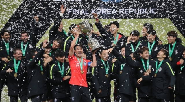 [부산=뉴시스] 18일 오후 부산 아시아드 주경기장에서 2019 동아시안컵(EAFF E-1) 챔피언십 남자부 우승을 차지한 대한민국 축구대표팀이 우승트로피를 들어올리며 환호하고 있다. 2019.12.18.