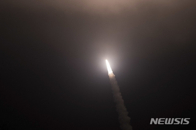 미 공군이 제공한 사진으로 9일(현지시간) 캘리포니아주 반덴버그 공군기지에서 시험 발사된 대륙간탄도미사일(ICBM) '미니트맨3'이 목표물을 향해 날아가고 있다. (출처: 뉴시스) 2019.12.13