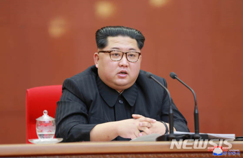 북한 김정은 조선노동당 위원장이 지난해 평양에서 열린 당 중앙위원회 제7기 제3차 전원회의를 주재하며, 풍계리 핵실험장을 폐기하고 경제건설에 총력을 집중한다는 새로운 '전략적 노선'을 만장일치로 채택했다. (출처: 뉴시스)
