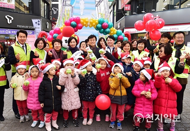 [천지일보 진주=최혜인 기자] 20일 오후 진주 중앙동 로데오거리 일대에서 열린 ‘희망 2020 나눔캠페인’에서 조규일 시장을 비롯한 시의원, 봉사단체 회원들이 이웃사랑 성금모금을 마치고 아이들과 함께 기념촬영을 하고 있다. (제공: 진주시) ⓒ천지일보 2019.12.20