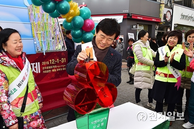 [천지일보 진주=최혜인 기자] 20일 오후 진주 중앙동 로데오거리 일대에서 열린 ‘희망 2020 나눔캠페인’에서 조규일 시장을 비롯한 시의원, 봉사단체 회원들이 이웃사랑 성금모금을 마치고 아이들과 함께 기념촬영을 하고 있다. (제공: 진주시) ⓒ천지일보 2019.12.20