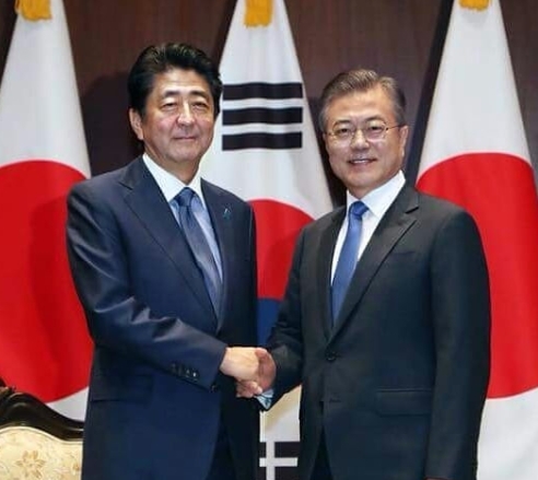 문재인 대통령과 아베신조 일본 총리가 지난 2018년 9월 25일 미국 뉴욕에서 한일 정상회담을 갖고 악수를 하고 있다. (출처: 청와대) ⓒ천지일보DB 2019.5.28
