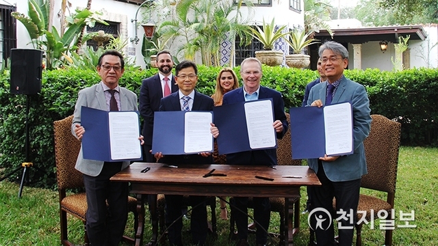 진주시가 지난 7일 미국 텍사스주 맥알렌시에서 열린 ‘크리스마스 홀리데이 퍼레이드’에 참가한 가운데 6일 정재민 진주부시장과 짐 달링 맥알렌시장 등 관계자들이 업무협약을 마치고 기념촬영하고 있다. (제공: 진주시) ⓒ천지일보 2019.12.9