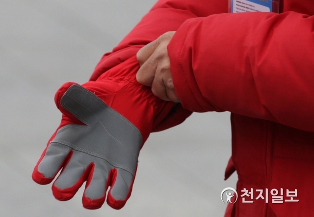 추운 날씨에 석재천(54, 남, 용산구)씨가 장갑을 착용하고 있다. ⓒ천지일보 2019.12.24